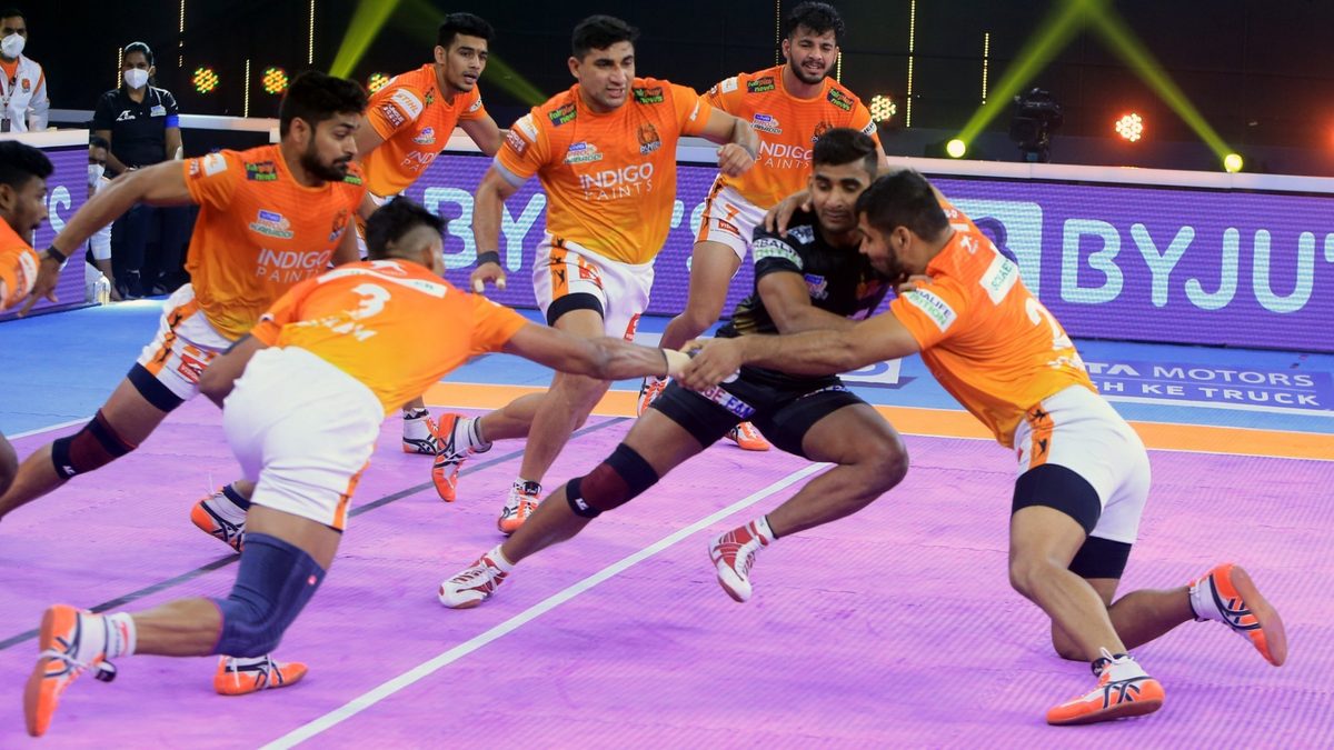 Galla Raju of Telugu Titans is blocked by the Puneri Paltan's defence in Match 112 of VIVO Pro Kabaddi League Season 8