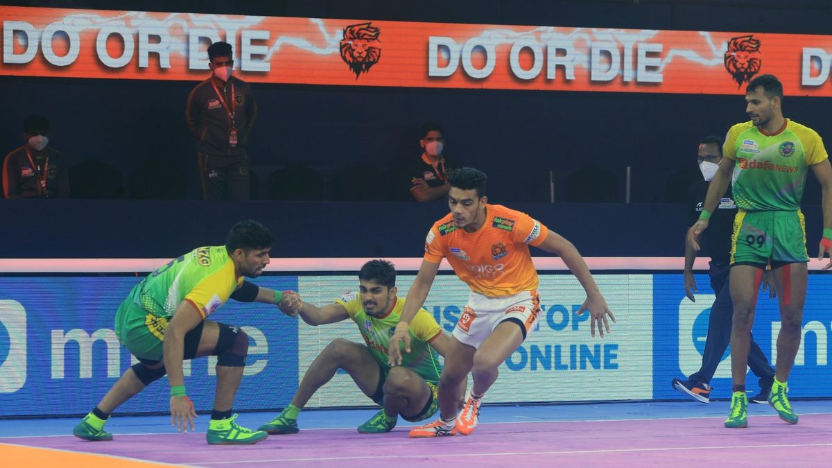 Mohit Goyat of Puneri Paltan looks for a point against Patna Pirates in Match 107 of VIVO Pro Kabaddi League Season 8