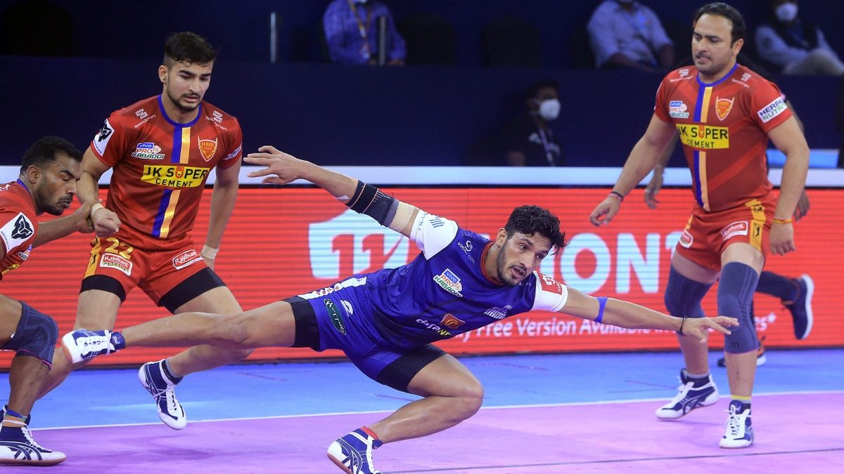 Meetu of Haryana Steelers tries his best to grab a point against Dabang Delhi K.C. in Match 55 of VIVO Pro Kabaddi League Season 8