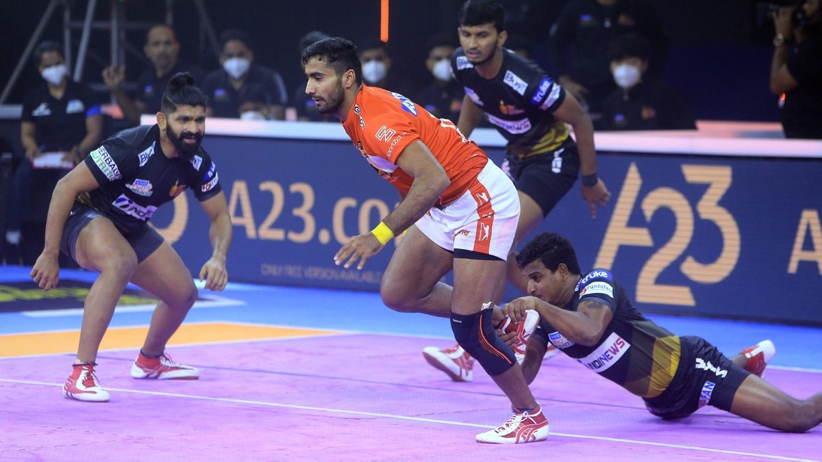 Rakesh of Gujarat Giants is held back by C Arun of Telugu Titans in Match 48 of VIVO Pro Kabaddi League Season 8.
