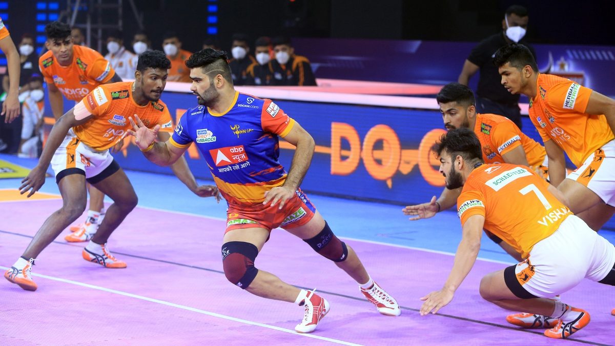 U.P. Yoddha's Pardeep Narwal looks for the bonus against Puneri Paltan in Eliminator 1 of VIVO Pro Kabaddi League Season 8