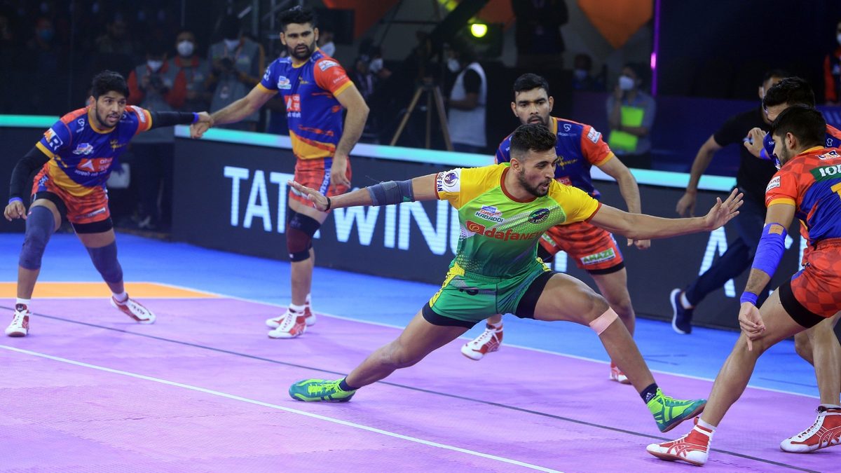 Patna Pirates' Guman Singh goes full stretch to win a point against U.P. Yoddha in Semi-final 1 of VIVO Pro Kabaddi League Season 8
