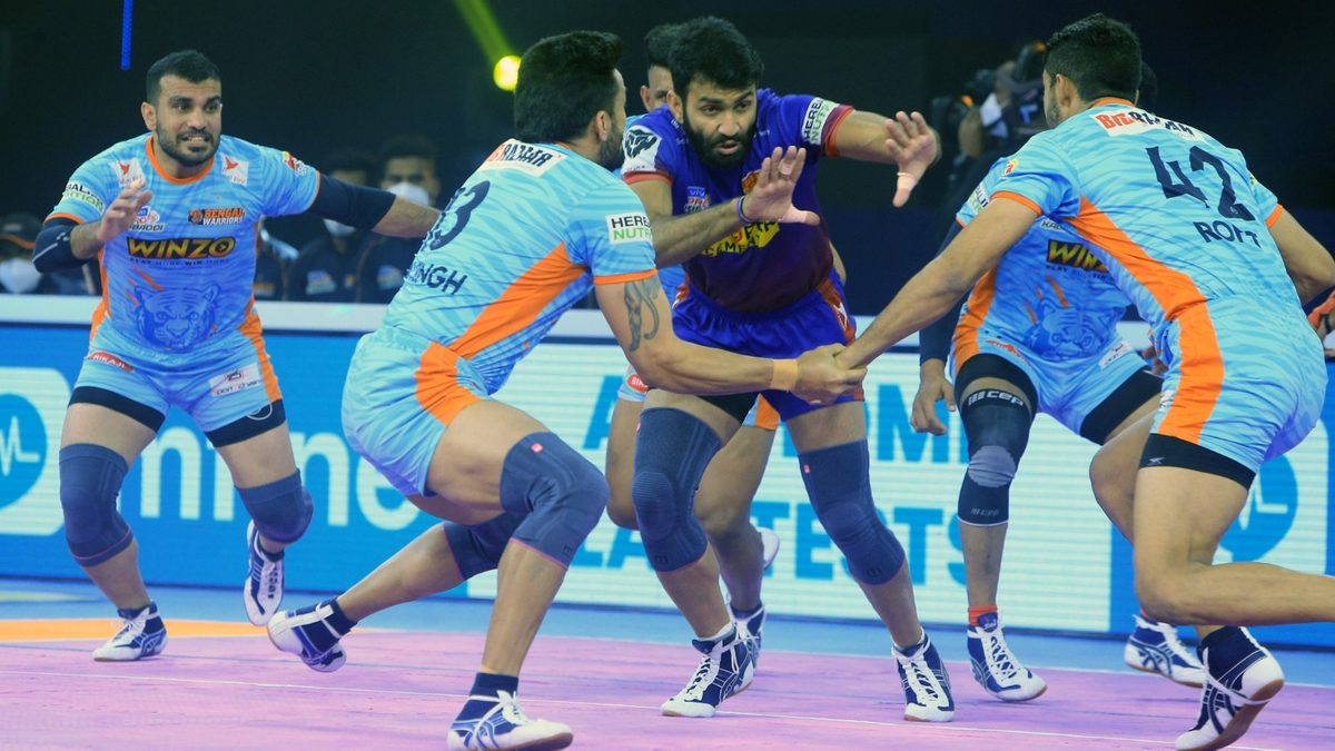 Vijay of Dabang Delhi K.C. tries to stroll through Ran Singh and Rohit of Bengal Warriors in Match 106 of VIVO Pro Kabaddi League Season 8
