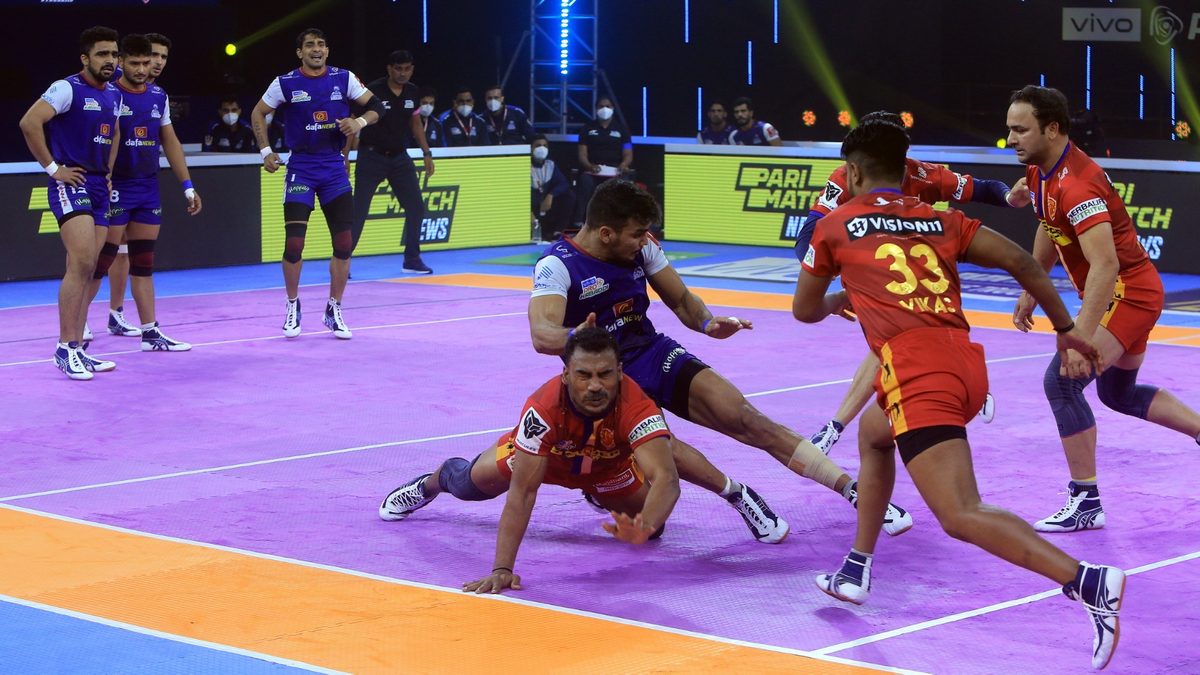 Ashish of Haryana Steelers dodges the defense of Dabang Delhi K.C. in Match 55 of VIVO Pro Kabaddi League Season 8