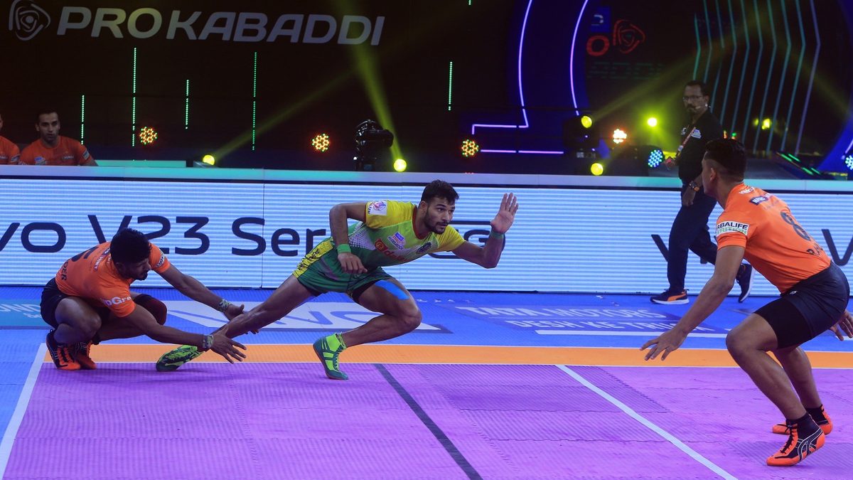 Sachin of Patna Pirates tries to get away from the U Mumba defenders in Match 47 of VIVO Pro Kabaddi League Season 8.