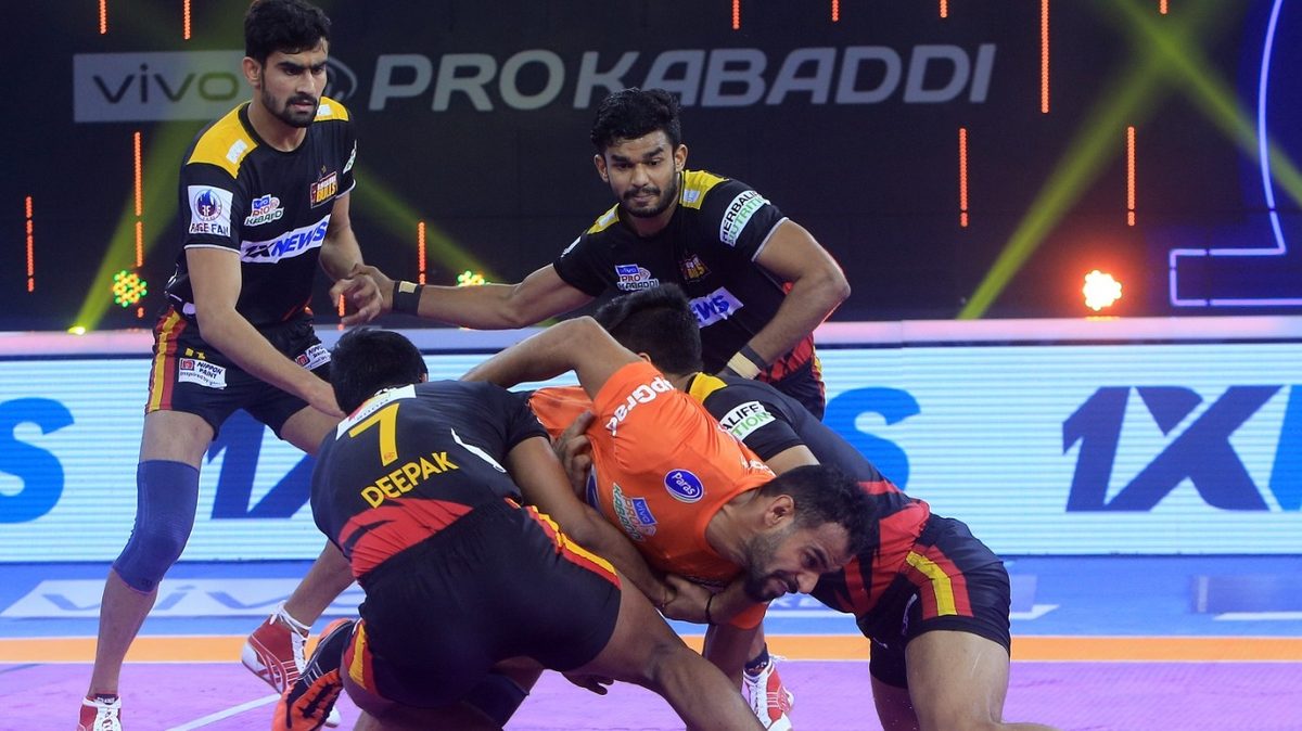 Bengaluru Bulls' defenders stop U Mumba's Abhishek Singh from completing his raid in Match 78 of VIVO Pro Kabaddi League Season 8