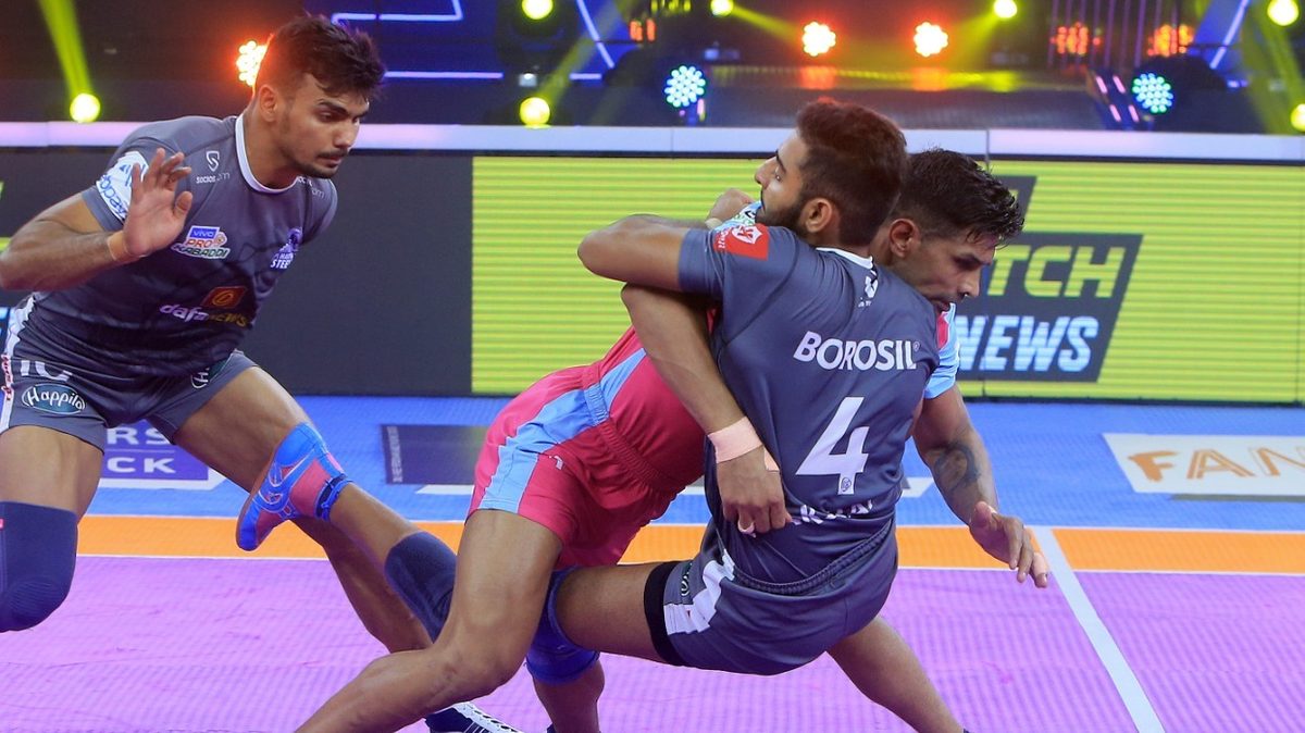 Deepak Hooda of Jaipur Pink Panthers tries to get past Akshay of Haryana Steelers in Match 97 of VIVO Pro Kabaddi League Season 8