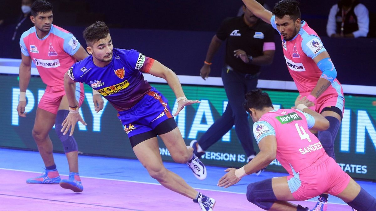 Ashu Malik of Dabang Delhi K.C. runs away from Sandeep Dhull of Jaipur Pink Panthers in Match 46 of VIVO Pro Kabaddi League Season 8.