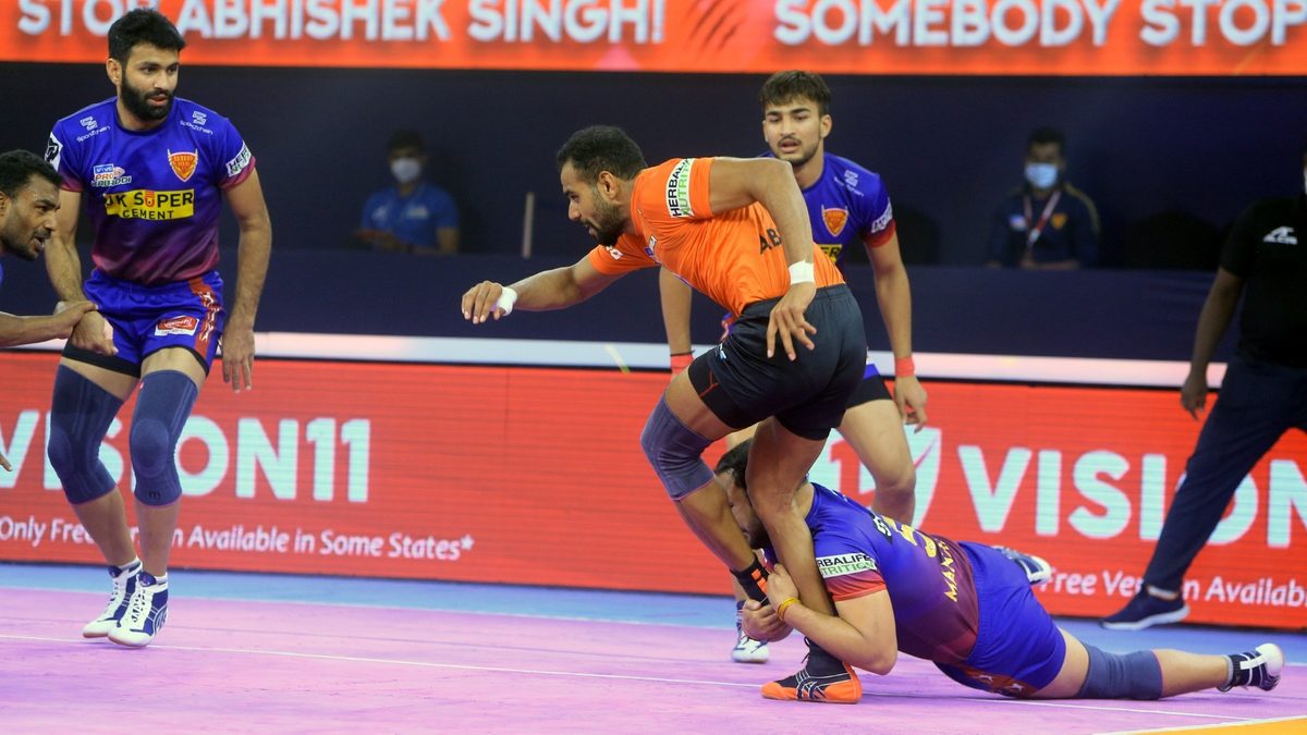 Manjeet Chillar of Dabang Delhi K.C. grabs hold of Abhishek Singh of U Mumba in Match 85 of VIVO Pro Kabaddi League Season 8