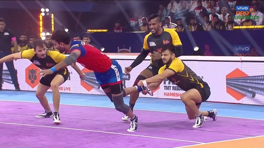 Moment of the Day | Surender Gill's 5-point raid | November 12 | vivo ...