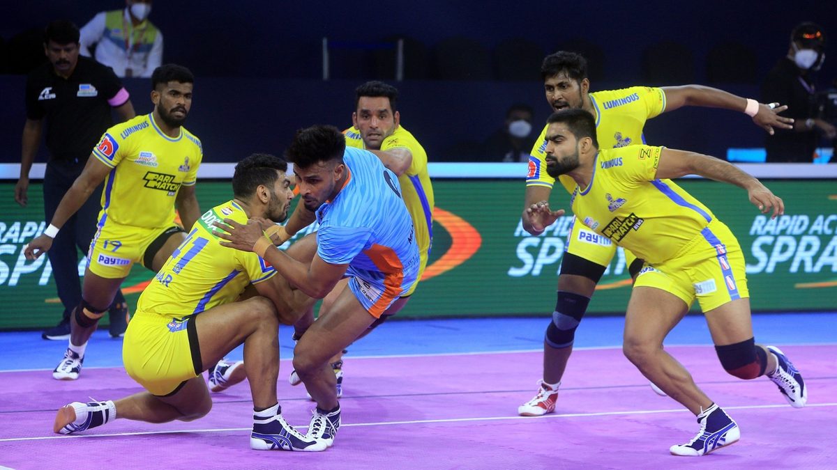 Maninder Singh struggles to snatch a point off the defense of Tamil Thalaivas in Match 51 of VIVO Pro Kabaddi League Season 8.