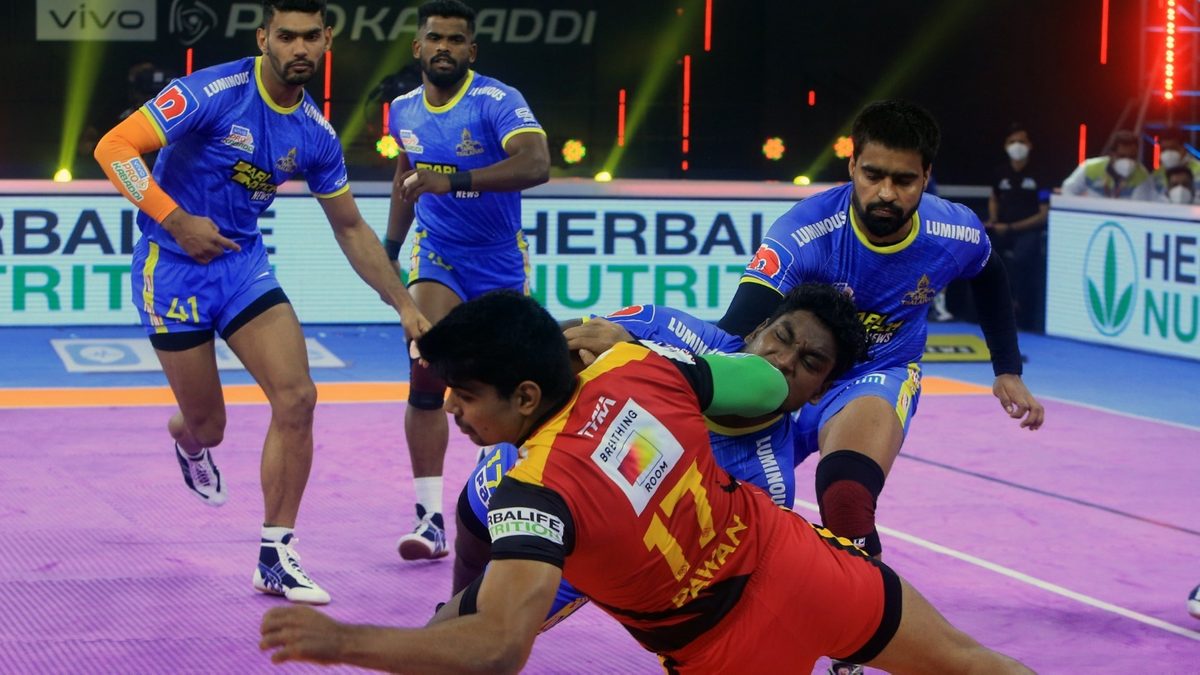 The Tamil Thalaivas defense manages to push Pawan Kumar Sehrawat of Bengaluru Bulls out of the mat in Match 83 of VIVO Pro Kabaddi League Season 8