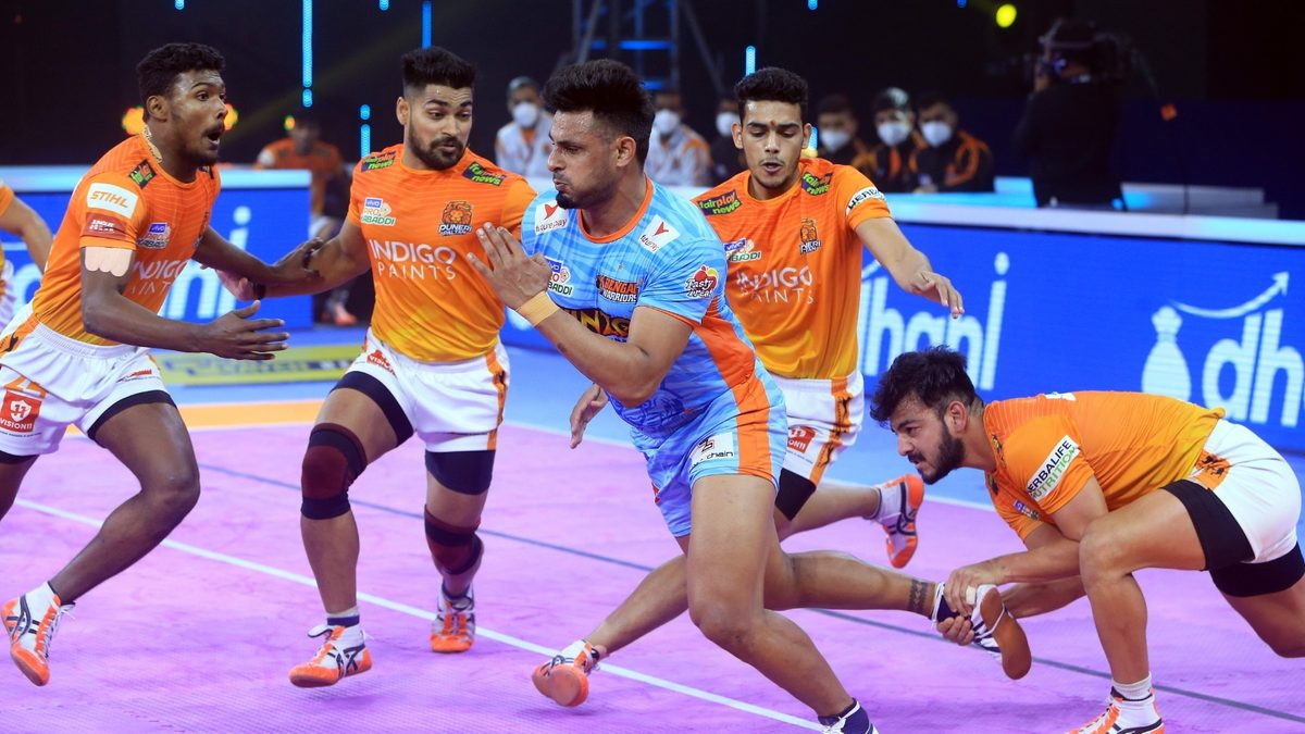 Vishal Bharadwaj of Puneri Paltan ankle holds Maninder Singh of Bengal Warriors in Match 127 of VIVO Pro Kabaddi League Season 8