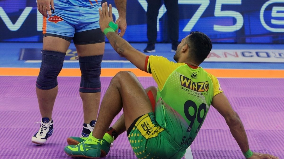 Sachin of Patna Pirates gets a point off Mohammad Nabibakhsh of Bengal Warriors in Match 98 of VIVO Pro Kabaddi League Season 8