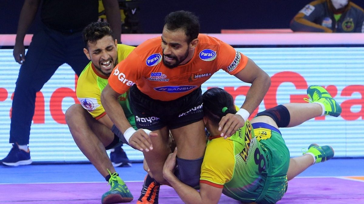 Abhishek Singh of U Mumba looks to escape from the clutches of the Patna Pirates' defence in Match 103 of VIVO Pro Kabaddi League Season 8