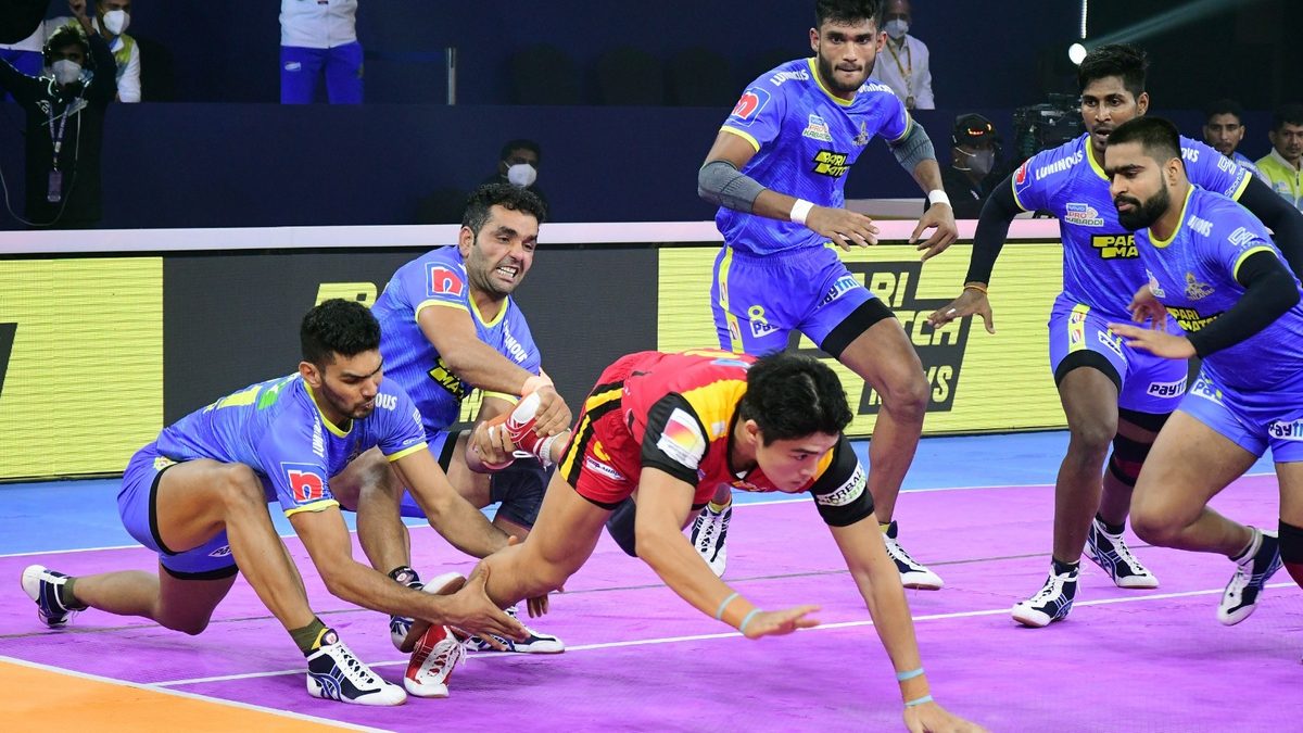 Dong Geon Lee of Bengaluru Bulls is held back by Sagar and Surjeet Singh of Tamil Thalaivas in Match 8 of VIVO Pro Kabaddi League Season 8