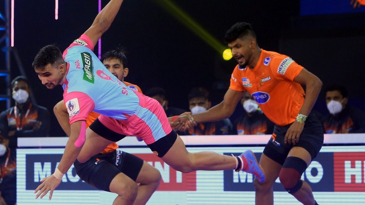 Sachin Narwal of Jaipur Pink Panthers jumps and leaps to get away with a point against U Mumba in Match 119 of VIVO Pro Kabaddi League Season 8