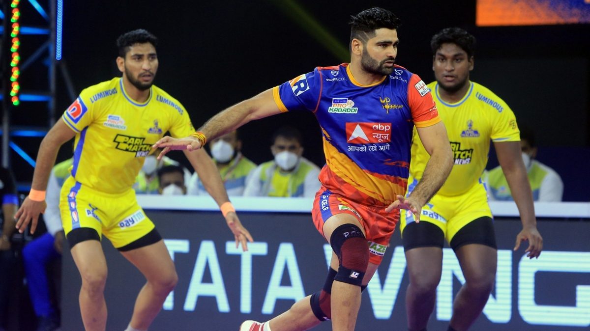 Pardeep Narwal of U.P. Yoddha looks for his next prey against Tamil Thalaivas in Match 104 of VIVO Pro Kabaddi League Season 8