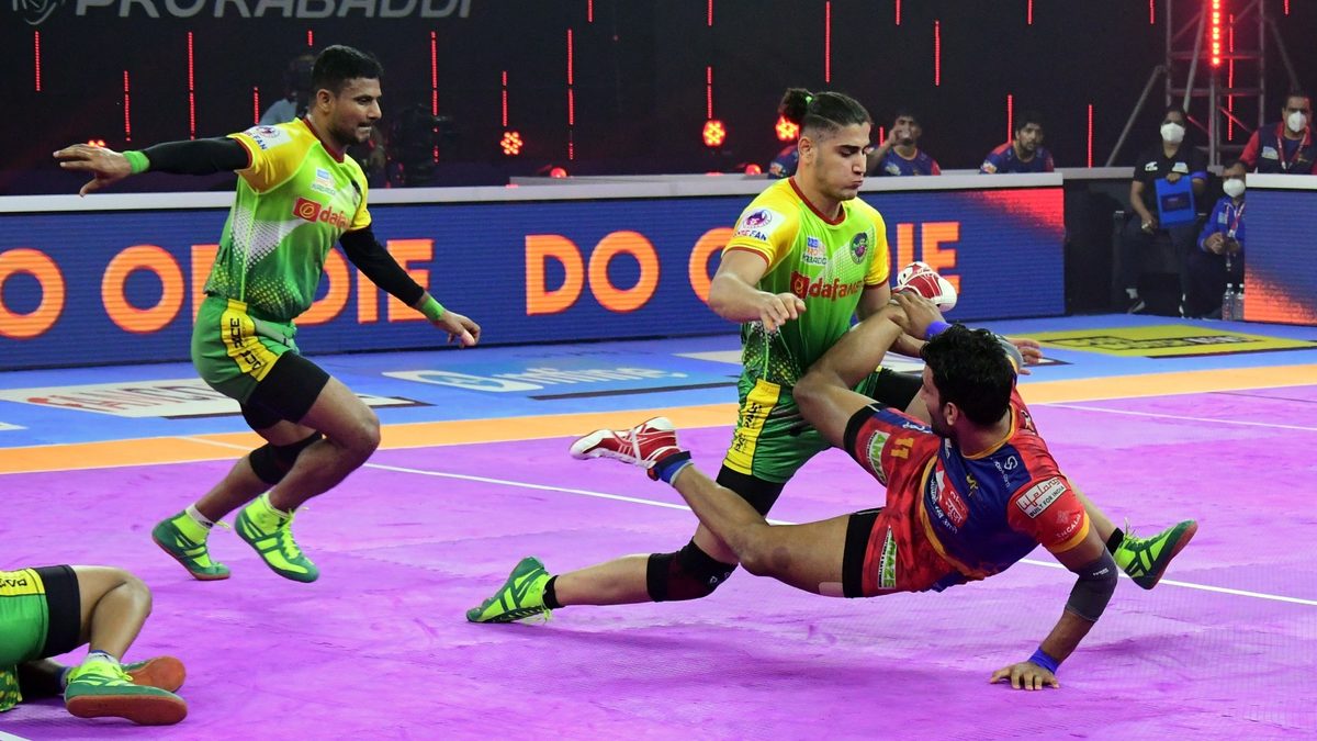 Surender Gill of U.P. Yoddhas is unable to cross the line as Mohammadreza Chiyaneh of Patna Pirates comes in the way in Match 88 of VIVO Pro Kabaddi League Season 8