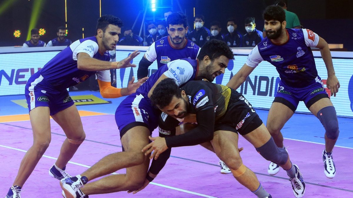 Haryana Steelers' Mohit pushes away Telugu Titans' Ankit Beniwal in Match 77 of VIVO Pro Kabaddi League Season 8. 