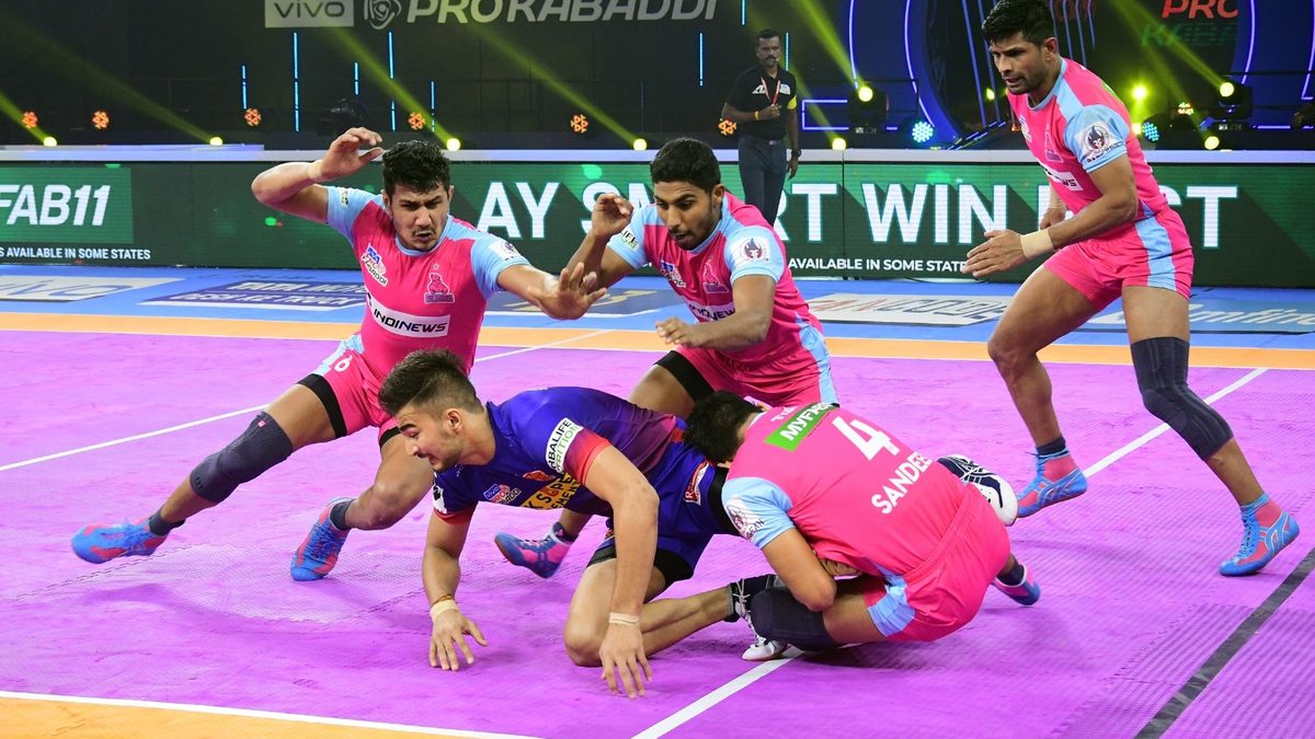 Ashu Malik of Dabang Delhi K.C. is grabbed by the Jaipur Pink Panthers defenders in Match 46 of VIVO Pro Kabaddi League Season 8.