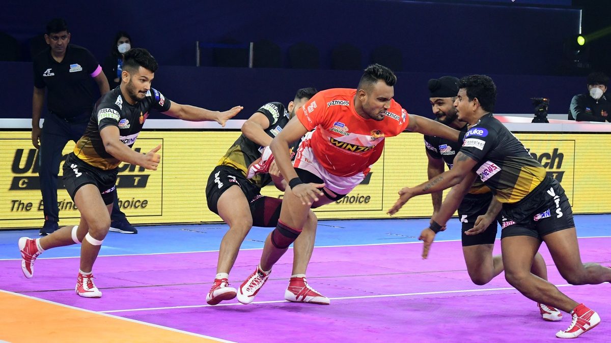 Mahendra Rajput of Gujarat Giants is unable to get past the Telugu Titans’ defense in Match 48 of VIVO Pro Kabaddi League Season 8.