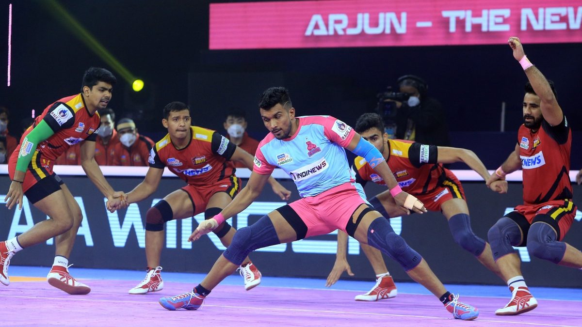 Arjun Deshwal of Jaipur Pink Panthers in action against Bengaluru Bulls in Match 114 of VIVO Pro Kabaddi League Season 8