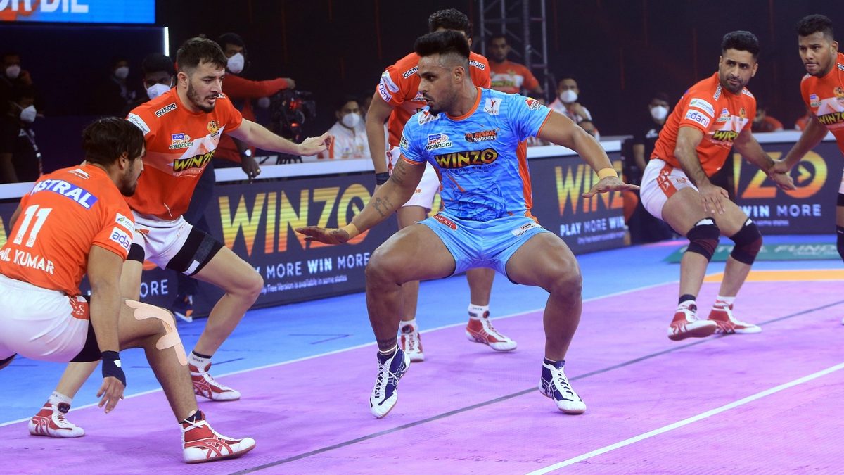 Maninder Singh of Bengal Warriors looks set to take out the Gujarat Giants defenders in Match 86 of VIVO Pro Kabaddi League Season 8