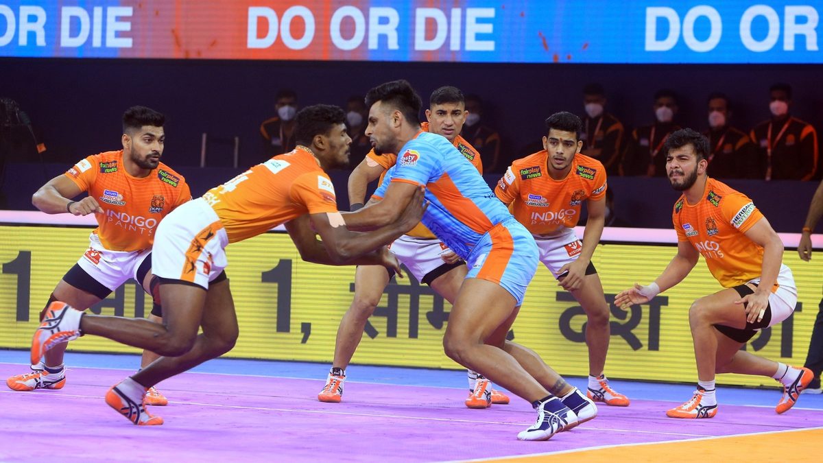 Abinesh Nadarajan of Puneri Paltan tries to tackle Maninder Singh of Bengal Warriors in Match 127 of VIVO Pro Kabaddi League Season 8