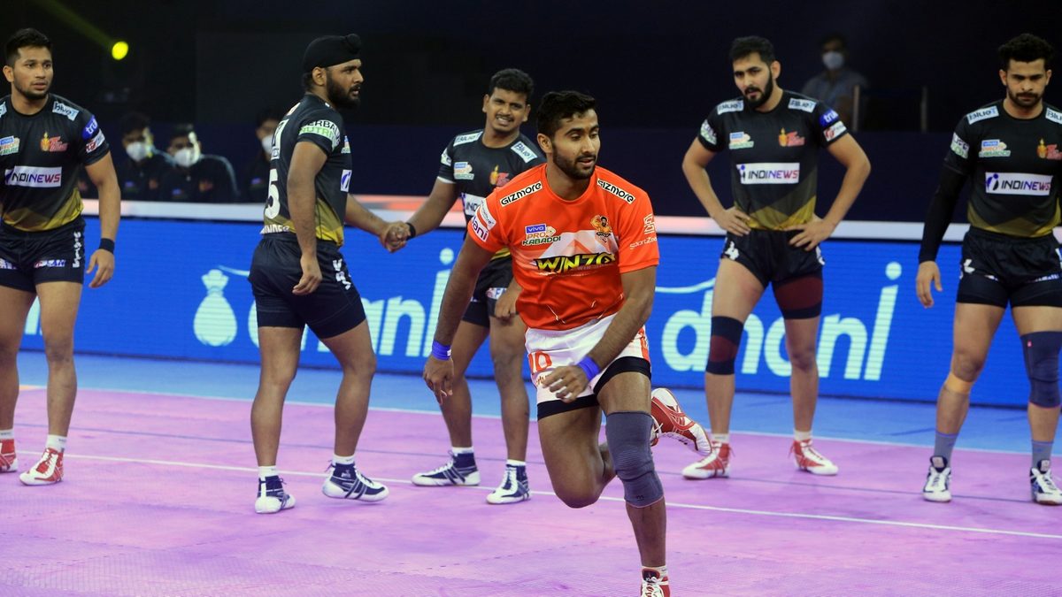 Rakesh of Gujarat Giants runs away with a point against Telugu Titans in Match 105 of VIVO Pro Kabaddi League Season 8