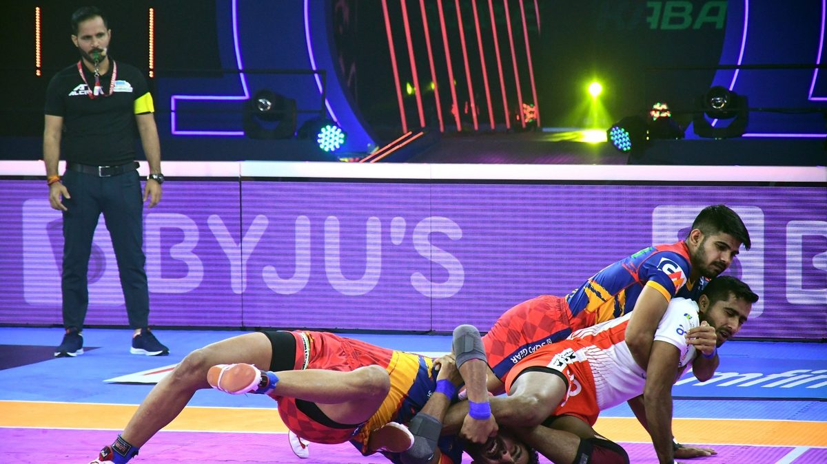 Rakesh of Gujarat Giants is locked by Sumit of U.P. Yoddha in Match 20 of VIVO Pro Kabaddi League Season 8