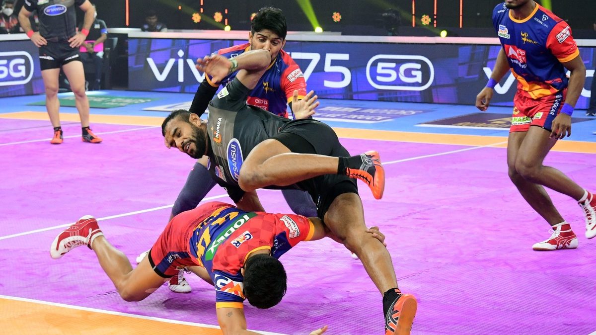 Abhishek Singh of U Mumba is unable to get past the U.P. Yoddha defenders in Match 124 of VIVO Pro Kabaddi League Season 8