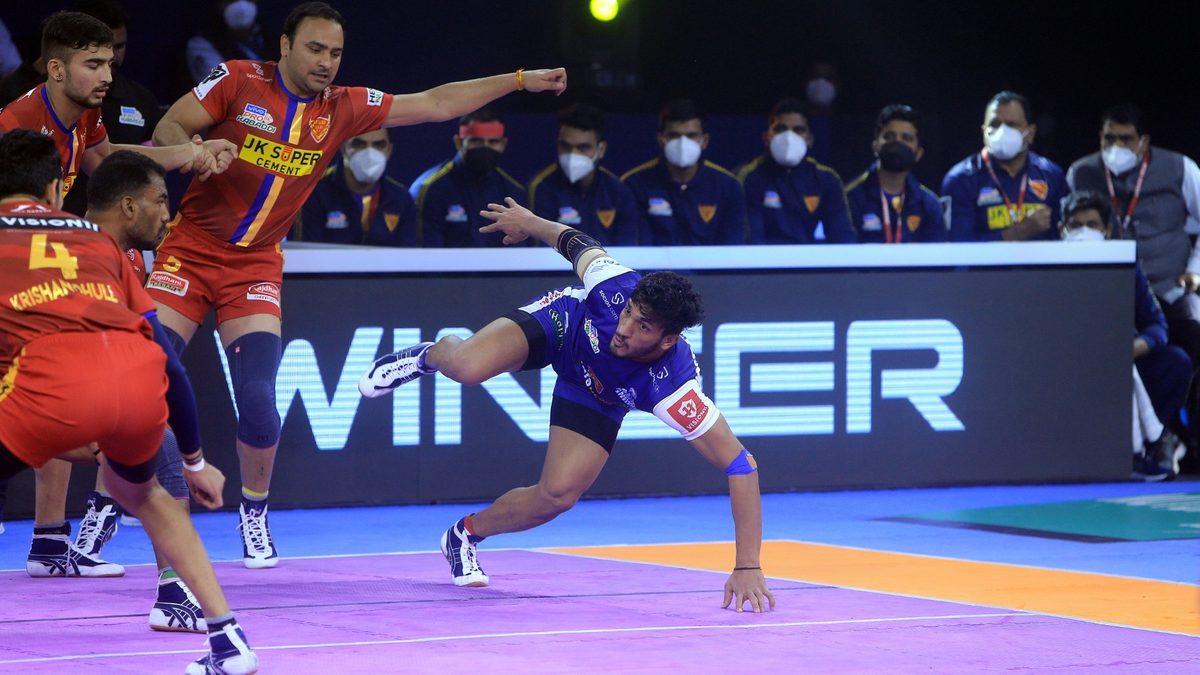 Haryana Steelers' Meetu in action against the Dabang Delhi K.C. defense in Match 55 of VIVO Pro Kabaddi League Season 8
