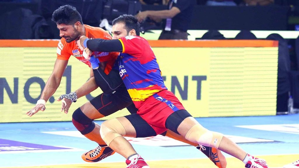 U Mumba’s Rohit Baliyan attempts to escape a Dash attempt.