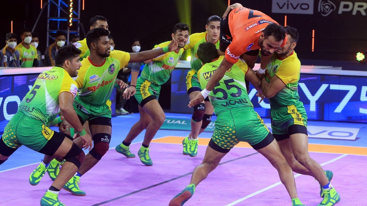 Abhishek Singh of U Mumba looks for the aerial route against the Patna Pirates' defence in Match 103 of VIVO Pro Kabaddi League Season 8
