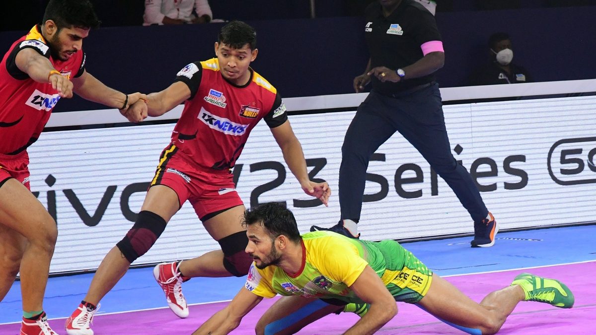 Sachin of Patna Pirates attempts at scoring a bonus against Bengaluru Bulls in Match 59 of VIVO Pro Kabaddi League Season 8