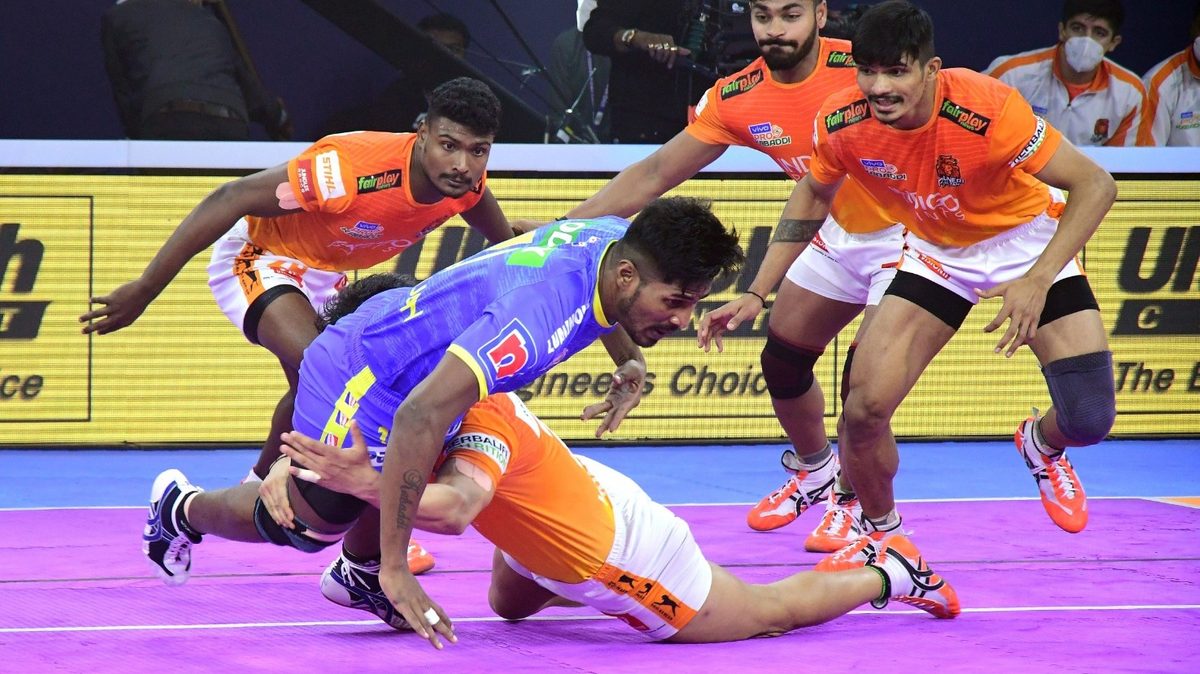Tamil Thalaivas' K Prapanjan escapes past the Puneri Paltan's defenders in Match 23 of VIVO Pro Kabaddi League Season 8