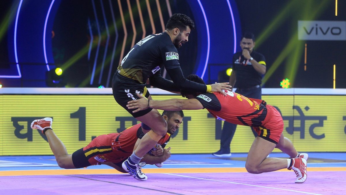 Bengaluru Bulls' defenders stop Telugu Titans' Ankit Beniwal from completing his raid in Match 26 of VIVO Pro Kabaddi League Season 8 