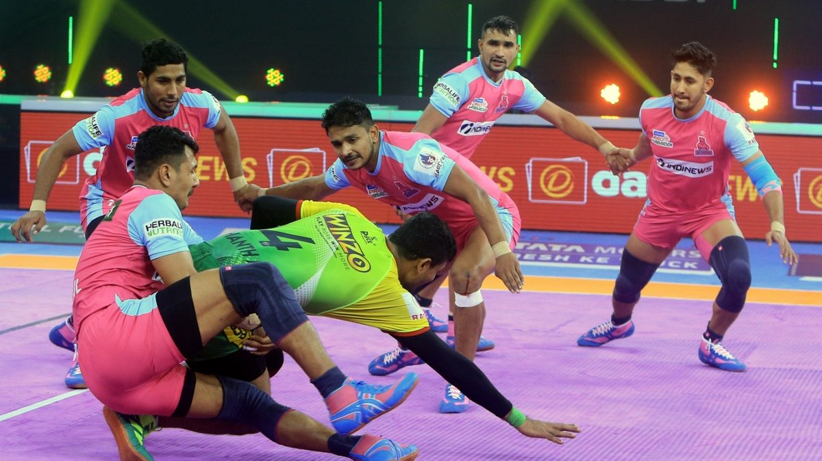 Prashant Kumar of Patna Pirates is grabbed by Sahul Kumar of Jaipur Pink Panthers in Match 82 of VIVO Pro Kabaddi League Season 8