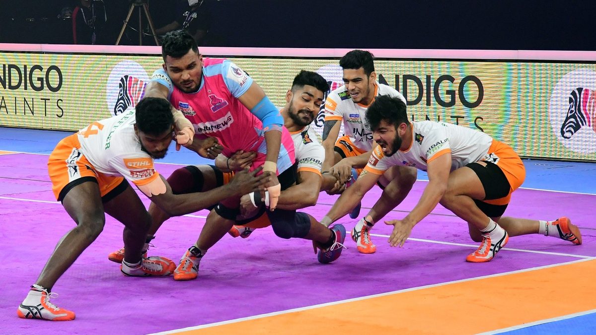 The Puneri Paltan defence tries to pull back Arjun Deshwal of Jaipur Pink Panthers in Match 130 of VIVO Pro Kabaddi League Season 8