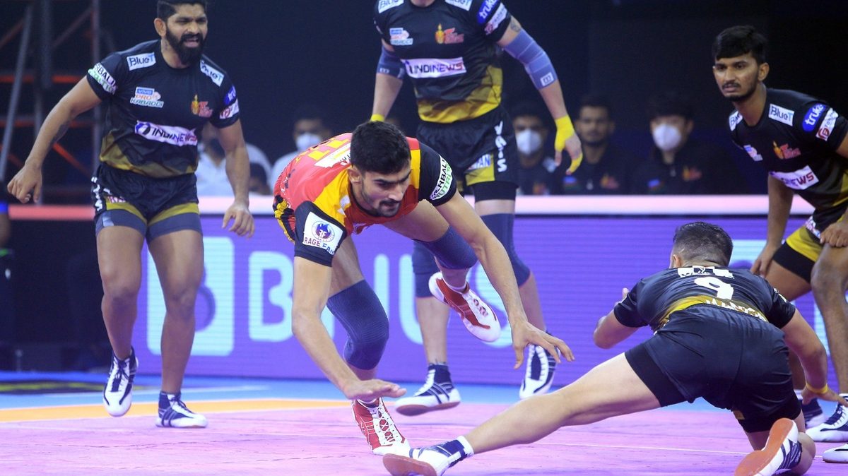 Bengaluru Bulls' Bharat tries to escape from Telugu Titans' defenders in Match 26 of VIVO Pro Kabaddi League Season 8 
