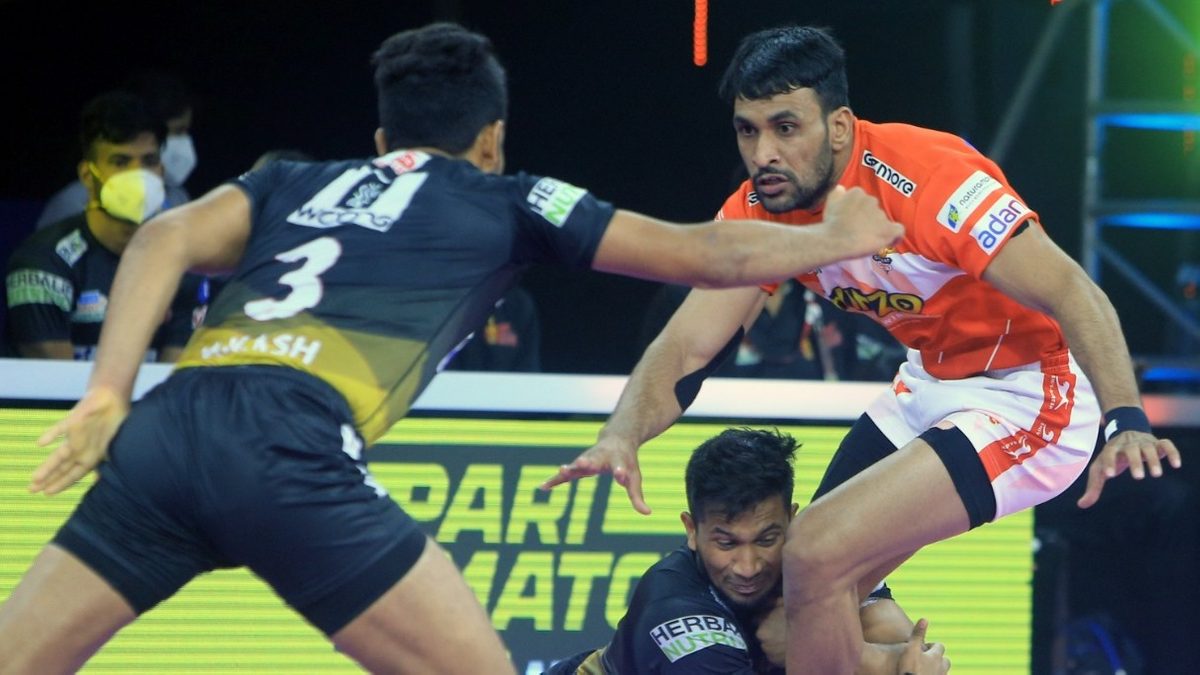 Pardeep Kumar of Gujarat Giants is stuck between the Telugu Titans' defenders in Match 105 of VIVO Pro Kabaddi League Season 8