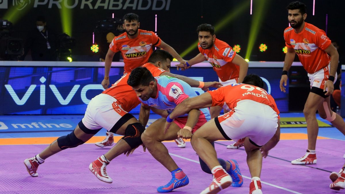 Deepak Hooda of Jaipur Pink Panthers looks for an escape through the defense of Gujarat Giants in Match 100 of VIVO Pro Kabaddi League Season 8