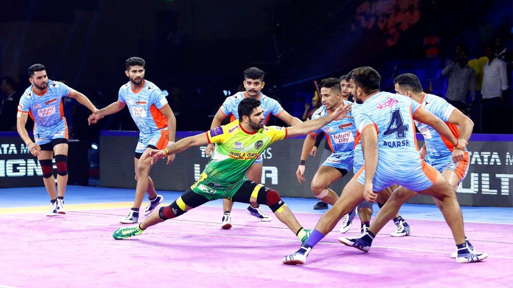 Pardeep Narwal in action against Bengal Warriors in vivo Pro Kabaddi Season 7.