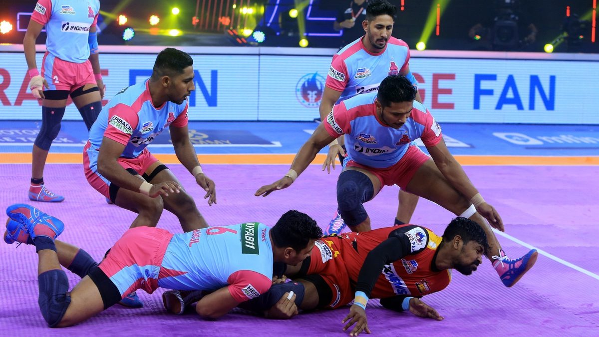 Chandran Ranjith of Bengaluru Bulls is unable to escape from the Jaipur Pink Panthers' defenders in Match 114 of VIVO Pro Kabaddi League Season 8