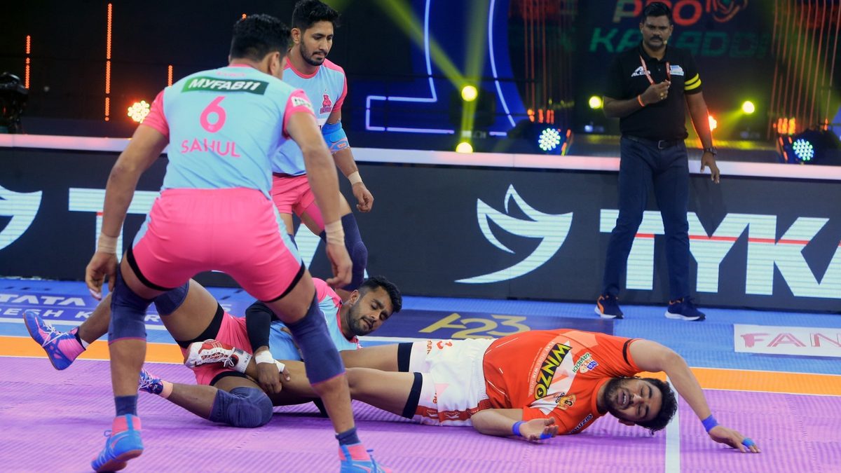 Ajay Kumar of Gujarat Giants opts for different way to reach the center line against Jaipur Pink Panthers in Match 100 of VIVO Pro Kabaddi League Season 8