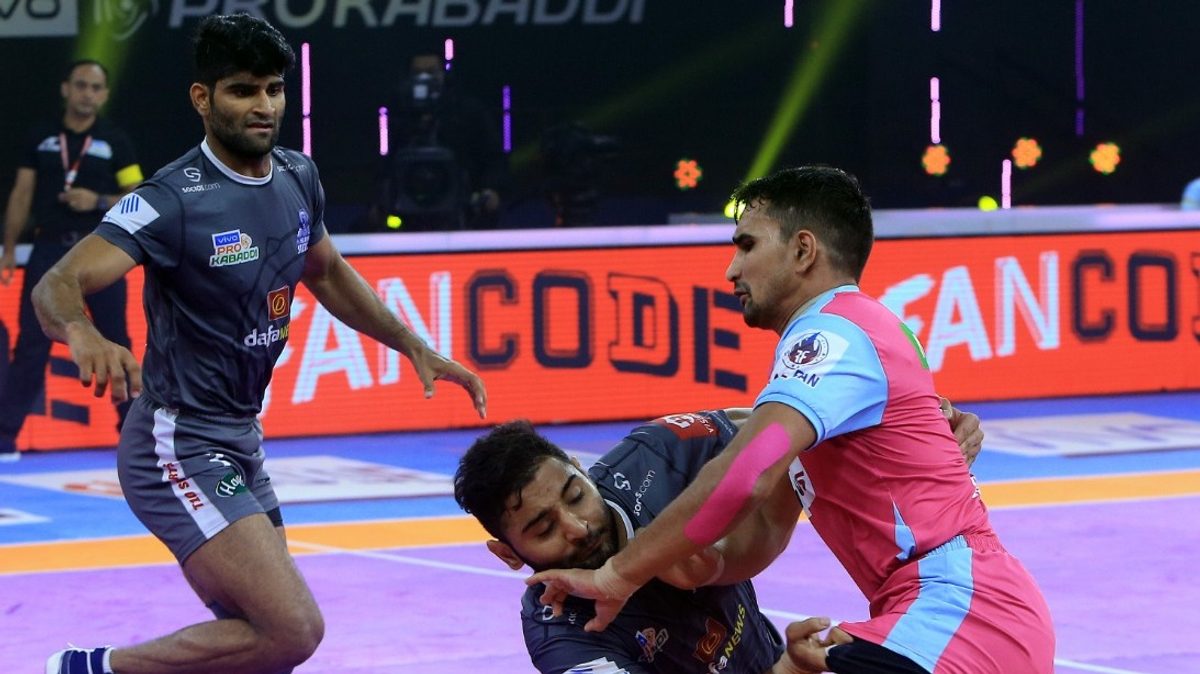 Haryana Steelers' Akshay tries to block Jaipur Pink Panthers' Sachin Narwal in Match 97 of VIVO Pro Kabaddi League Season 8