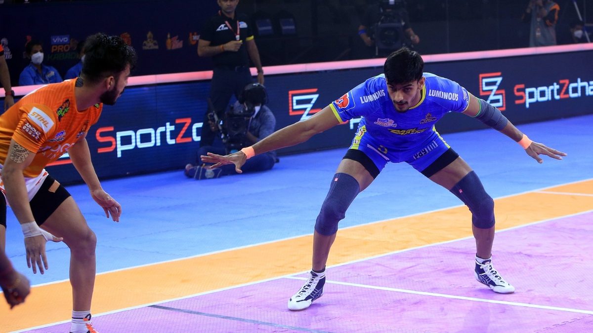 Manjeet of Tamil Thalaivas goes head to head with Vishal Bharadwaj of Puneri Paltan in Match 121 of VIVO Pro Kabaddi League Season 8