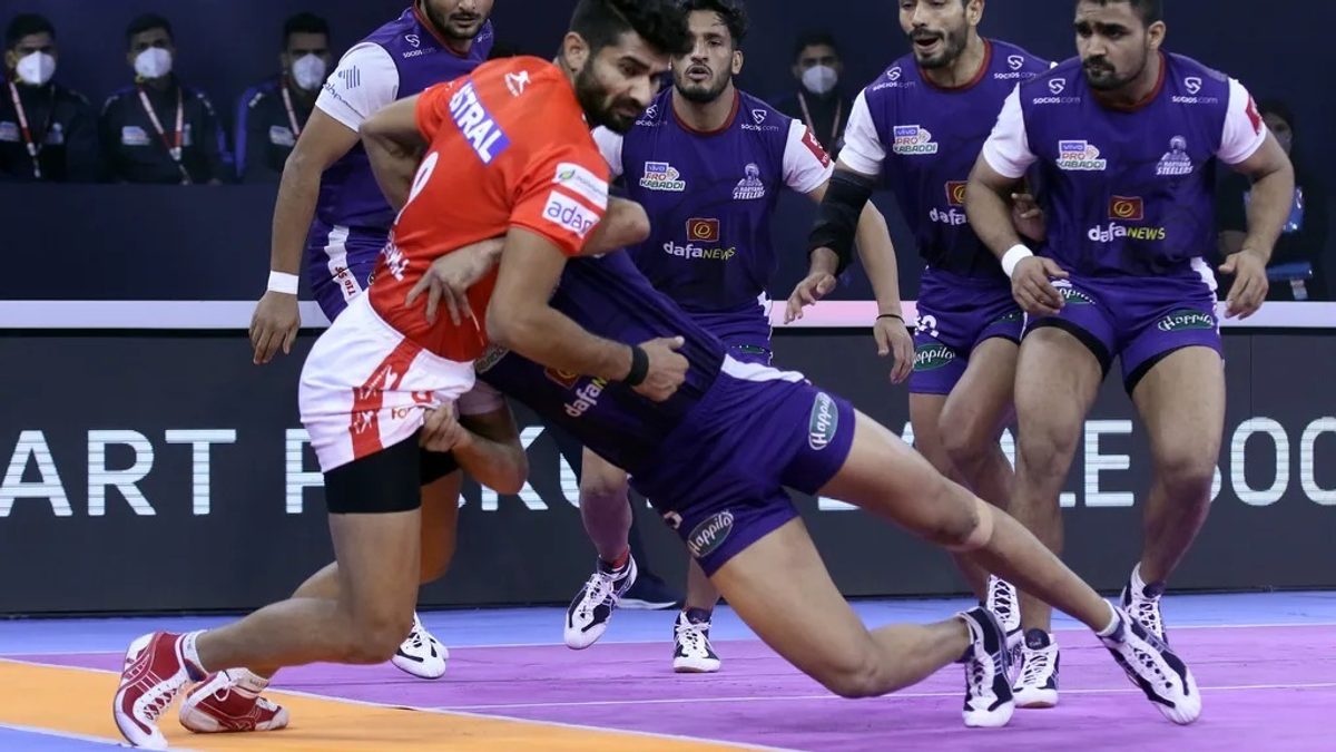 Gujarat Giants' Rakesh Narwal in action against Haryana Steelers in Match 28 of VIVO Pro Kabaddi League Season 8 
