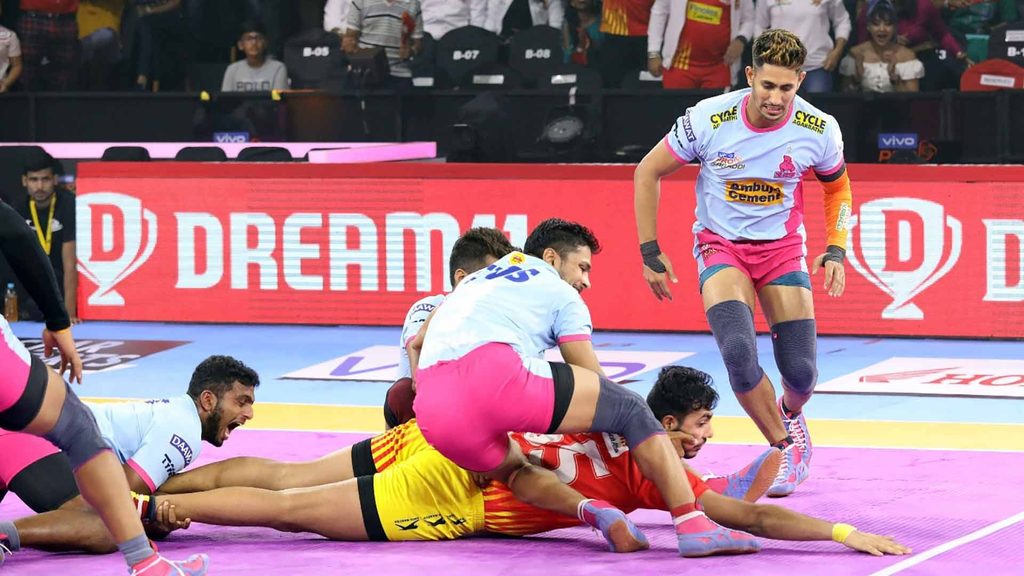 Jaipur Pink Panthers held their nerve in a close contest against Gujarat Fortunegiants.